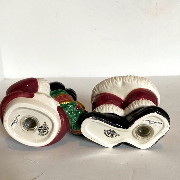 Fitz & Floyd Vintage Salt Bottom & Pepper Top Santa Holding Wreath 5" x 3.5" - Picture 5 of 16